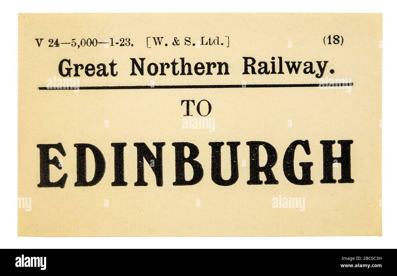 Vintage British GNR (Great Northern Railway) Eisenbahn-Gepäckaufkleber/Anhänger zu Edinburgh Stockfoto