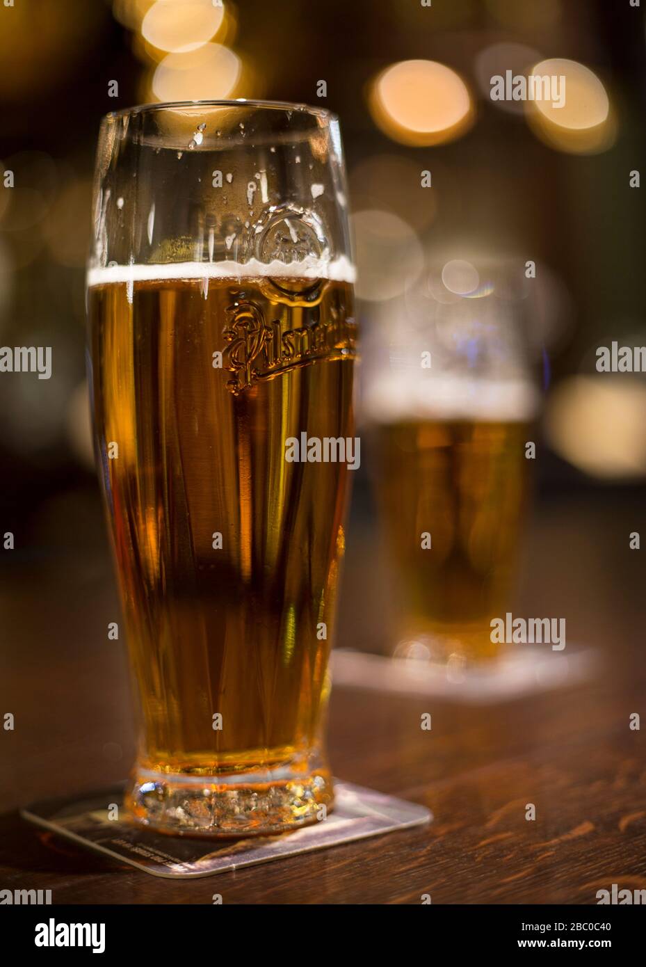 Ein Pint Pilsner Urquell-Lager, der auf einer Bar in Prag sitzt. Stockfoto