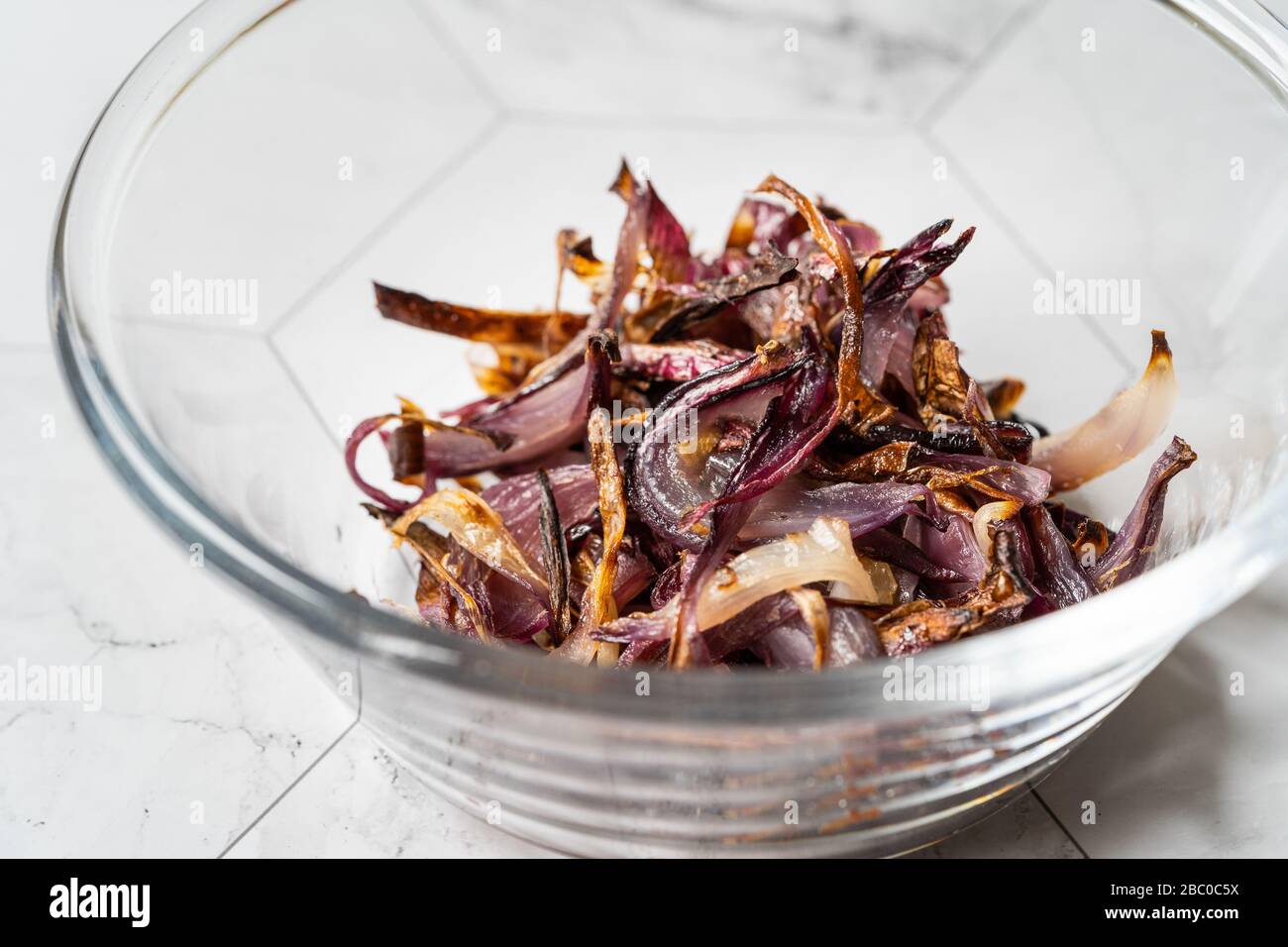 Karamellisierte Zwiebelscheiben in Glasküssel. Bereit zum Essen. Stockfoto