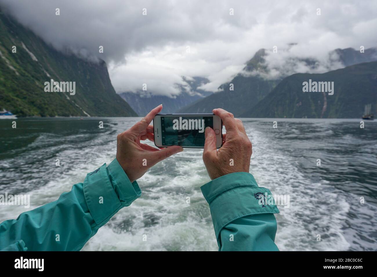 Ein iPhone-Schnappschuss in Milford Sound Neuseeland Stockfoto