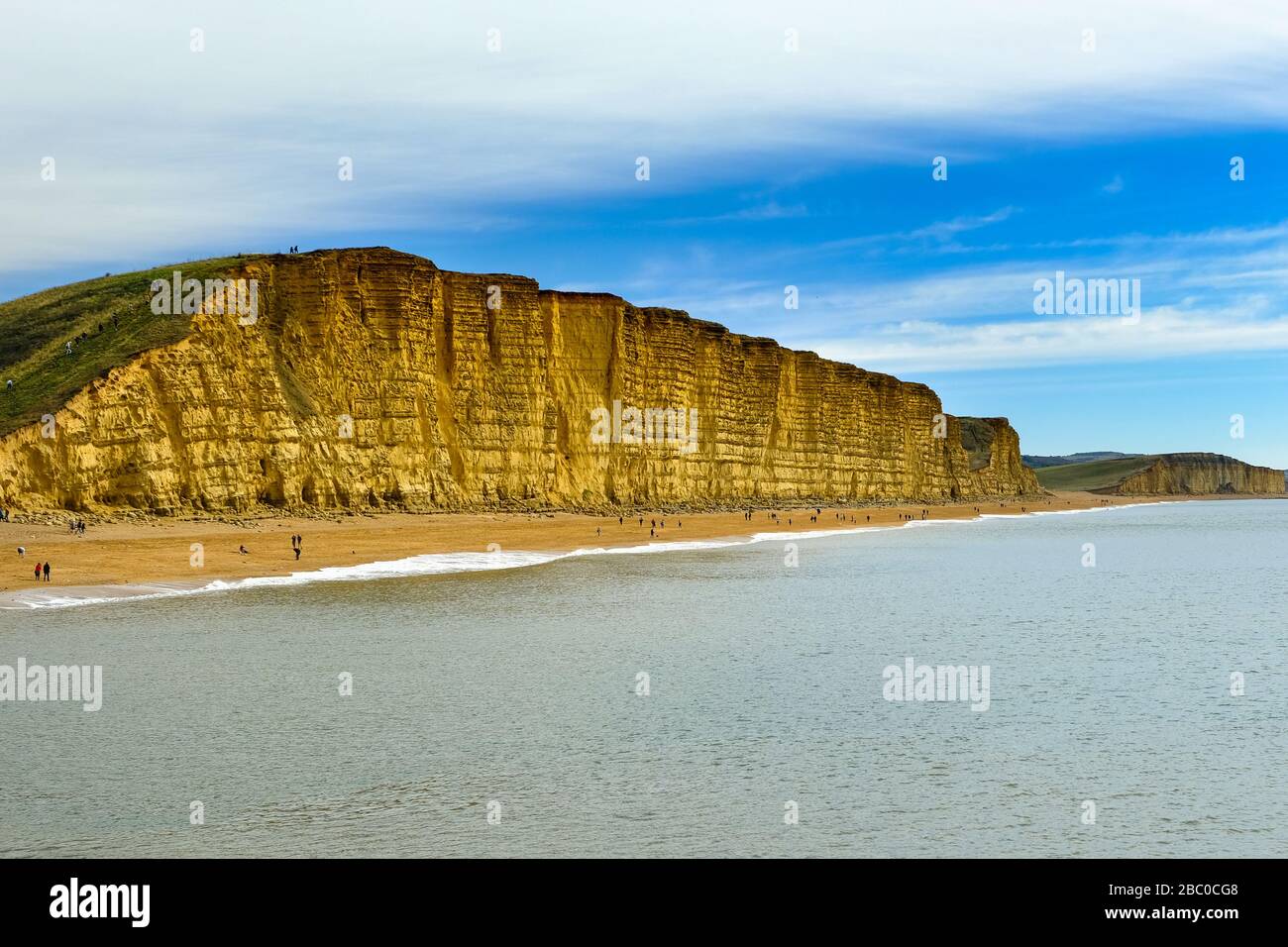 Besucher, die den Sommer in West Bay in der Nähe von Bridport an der Jurassic Coast, Dorset, Großbritannien, genießen Stockfoto