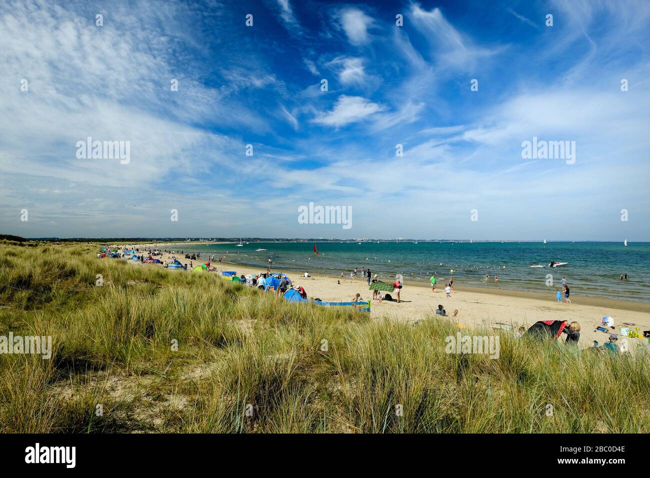 Heißer Sommertag am Knoll Beach in der Studland Bay, direkt vor dem Hafen von Poole in Dorset, Großbritannien Stockfoto