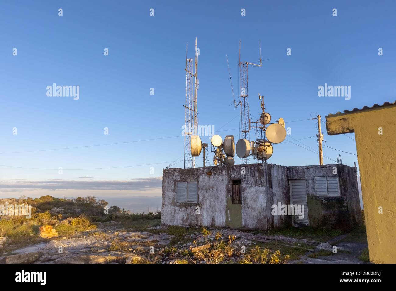 Kleine Radio- und Telefonstation auf der Spitze von Itambé Stockfoto