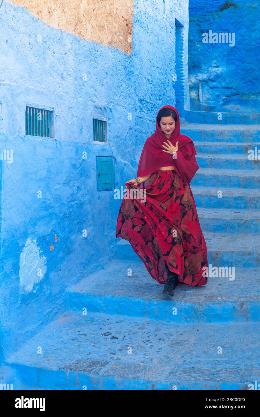 Chefchaouen, Marokko: Eine junge verschleierte Frau, die in der Medina spaziert Stockfoto
