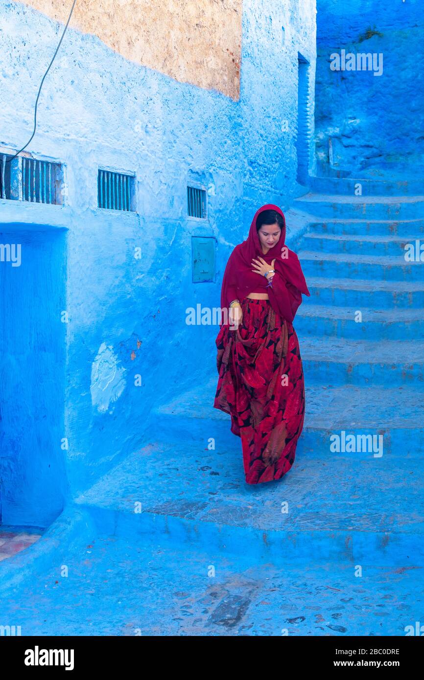 Chefchaouen, Marokko: Eine junge verschleierte Frau, die in der Medina spaziert Stockfoto