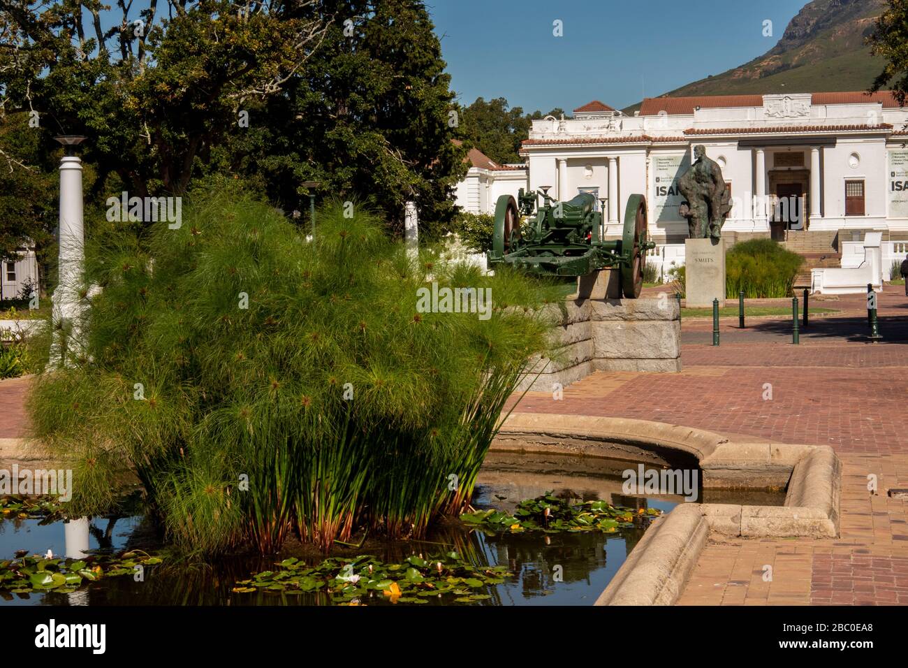 Südafrika, Kapstadt, Company's Garden, Statue von Jan Smuts und Feldpistole vor der Nationalgalerie Stockfoto