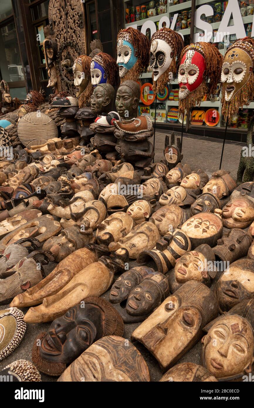Südafrika, Kapstadt, St George's Mall, Touristenmarkt, Souvenir-Stall mit geschnitzten Masken Stockfoto