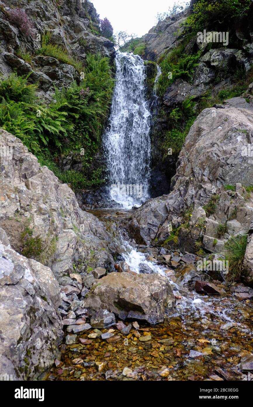 Der Wasserfall mit Lichtauslauf auf dem Gipfel des Carding Mill Valley am Rande der Long Mynd Range und der Stadt Church Stretton in Shropshire. Stockfoto