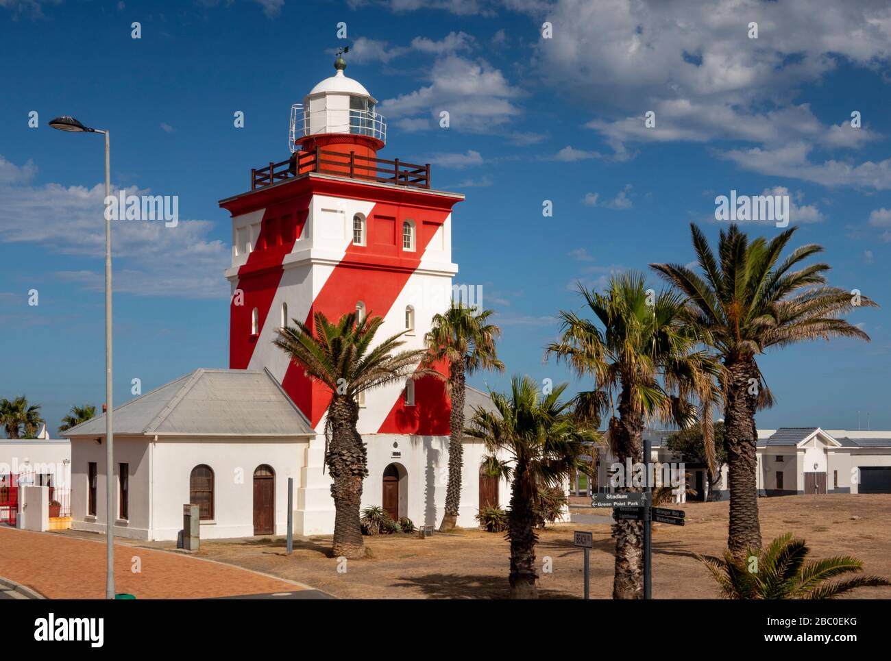 Südafrika, Kapstadt, Mouille Point, roter und weißer Leuchtturm von Green Point, "Moaning minnie" Stockfoto