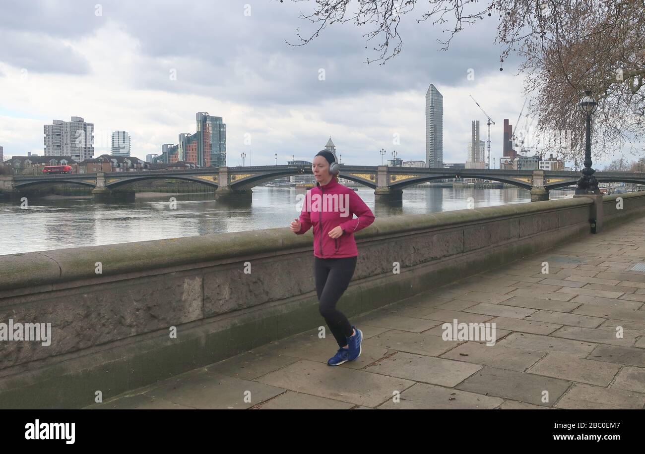 London, Großbritannien. April 2020. Spannungen zwischen Läufern/Joggern und Fußgängern steigen auf Londons engen Straßen, da viele Jogger/Läufer keine Masken tragen und keine soziale Distanzierung beobachten. Kredit: Brian Minkoff/Alamy Live News Stockfoto