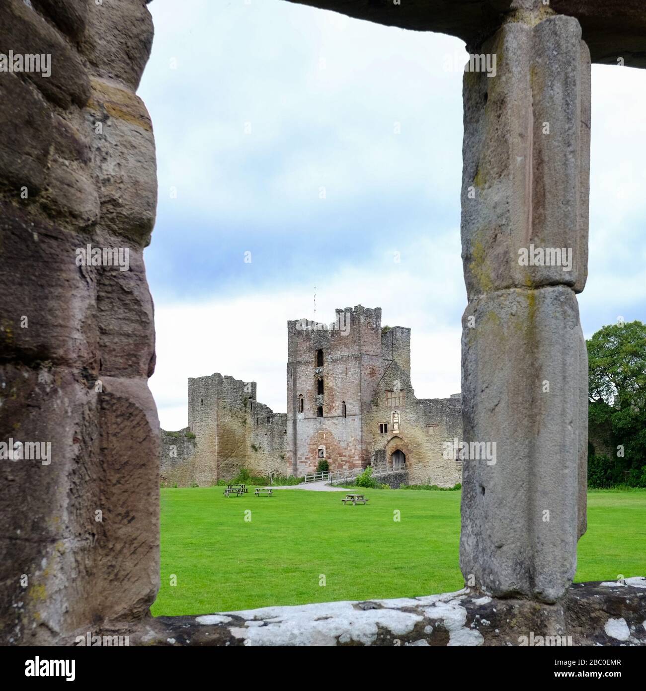 Ludlow Castle in der gleichnamigen Stadt in der Shropshire Hills Area of Outstanding Natural Beauty, Großbritannien Stockfoto