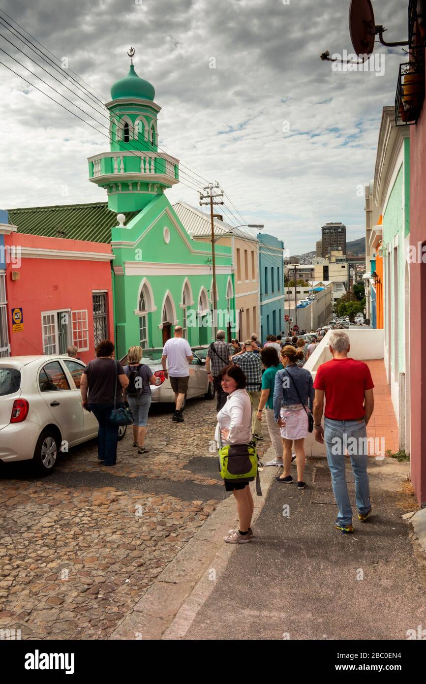 Südafrika, Kapstadt, Longmarket St, Touristen auf Führung vor dem grün gestrichenen Masjid Boorhaanol Islam Stockfoto