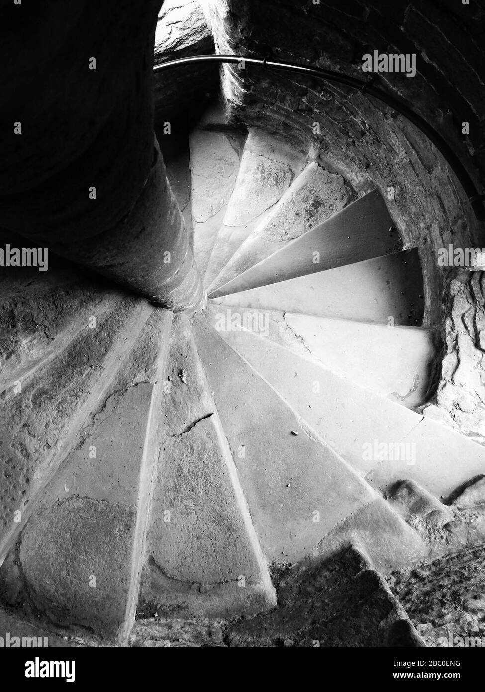 Steile Wendelsteintreppe in Ludlow Castle in der gleichnamigen Stadt in der Shropshire Hills Area of Outstanding Natural Beauty, Großbritannien Stockfoto