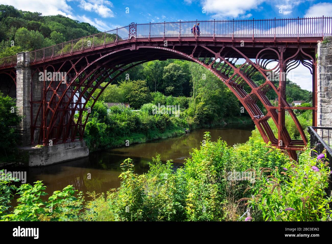 Die Iron Bridge in Ironbridge, Shropshire, Großbritannien. Sie wurde im Jahre 1801 erbaut und ist die älteste Gusseisenbrücke der Welt, die heute zum UNESCO-Weltkulturerbe gehört. Stockfoto