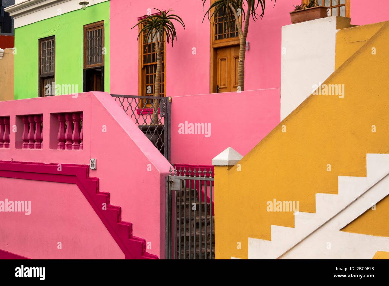 Südafrika, Kapstadt, Schotsche Knoof, Bo Kaap, Wale St, führt zu farbenfroh bemalten restaurierten Häusern Stockfoto