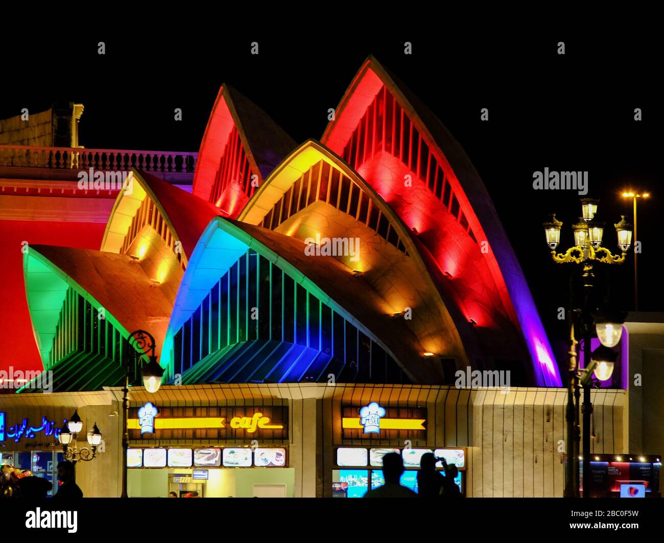 Nachtaufnahme des Replikats Sydney Opera House in Global Village, Dubai, VAE. Global Village vereint Kulturen von 90 Ländern auf der ganzen Welt. Stockfoto