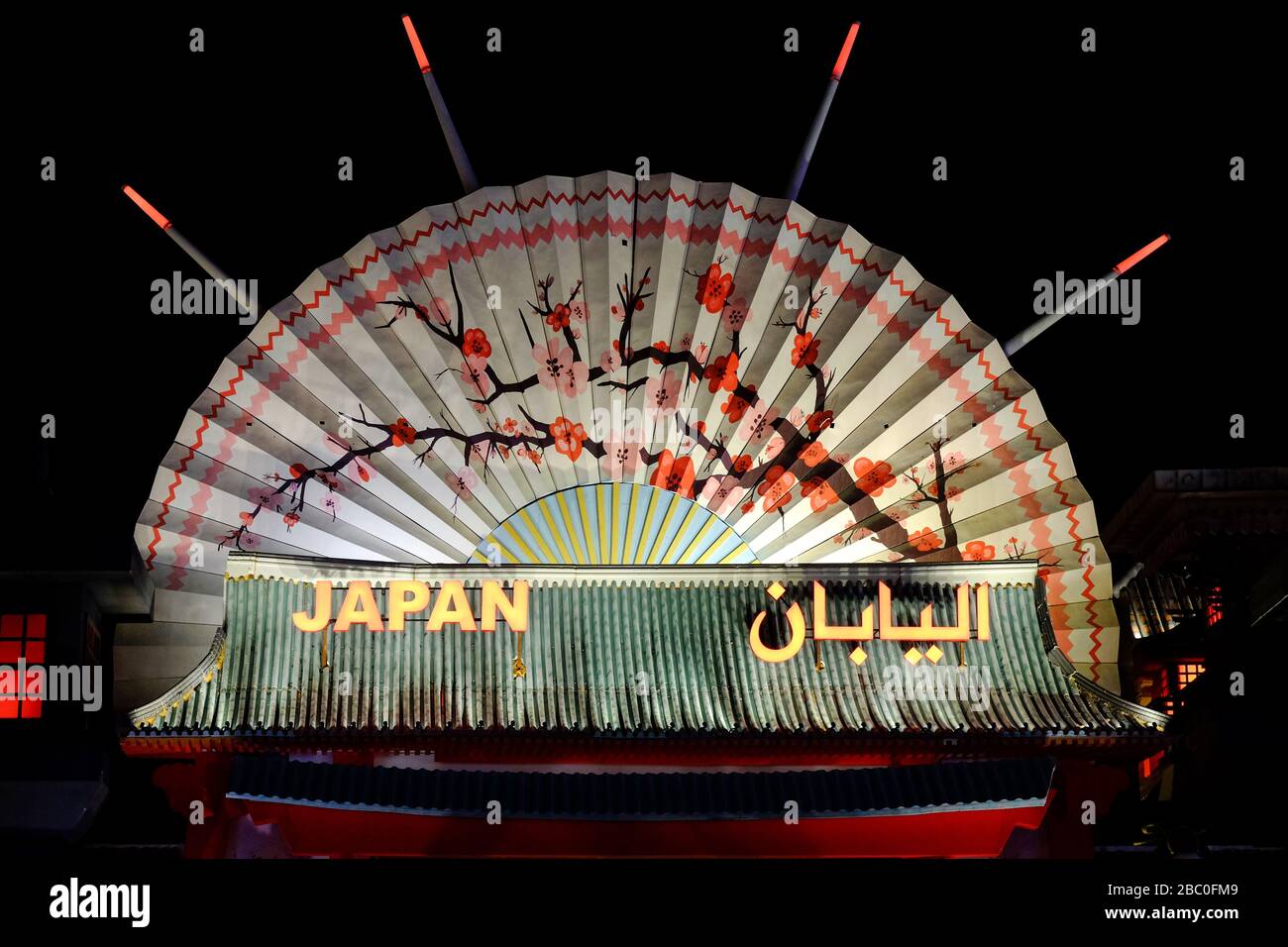 Nachtaufnahme des japanischen Pavillons im Global Village, Dubai, VAE. Stockfoto