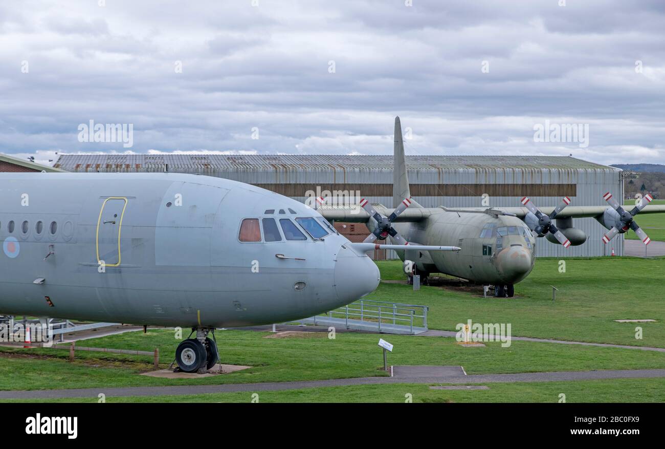 VC10 XR808 und Lockheed Hercules C130K Mk3, XV202 im RAF Cosford Museum Stockfoto