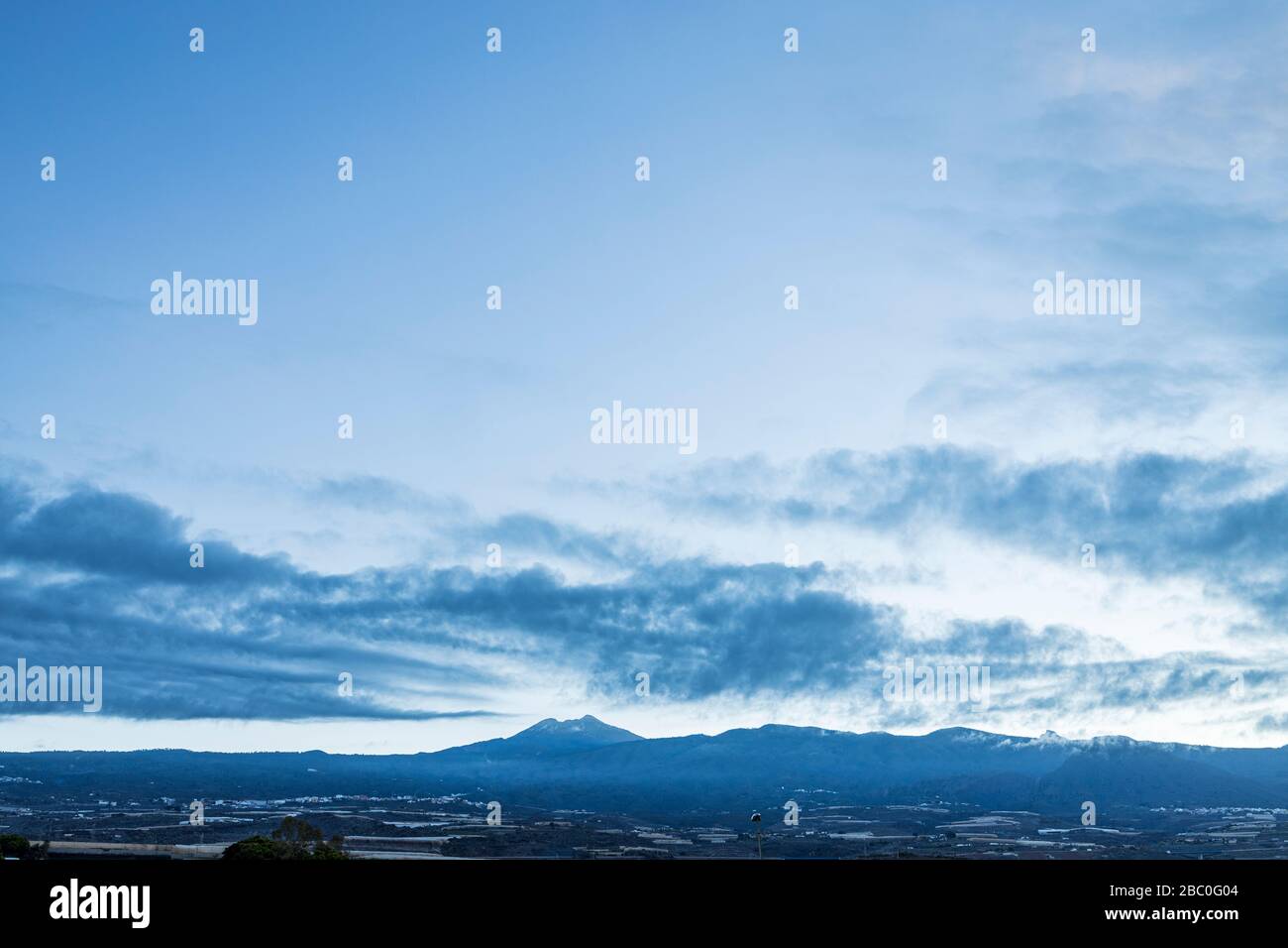 Himmel über Teide kurz vor dem Morgengrauen, Playa San Juan, Tenera, Kanarische Inseln, Spanien Stockfoto
