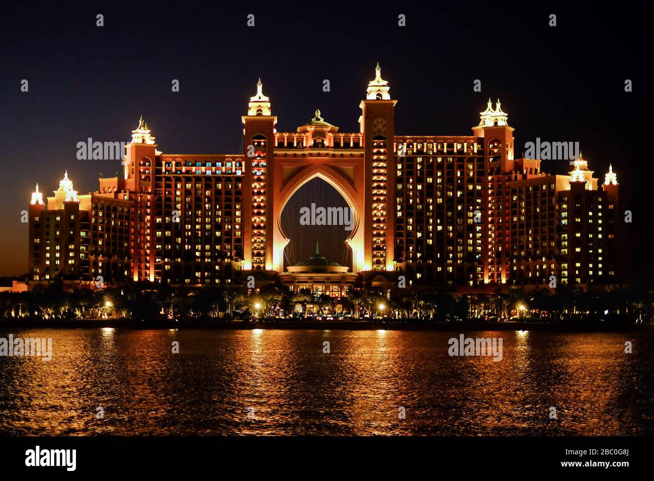 Nachtaufnahme des Palm Atlantis Resort, einem Luxusresort in Palm Jumeirah, Dubai, Vereinigte Arabische Emirate. Stockfoto