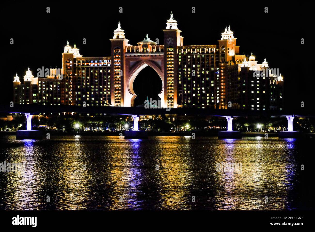 Nachtaufnahme des Palm Atlantis Resort, einem Luxusresort in Palm Jumeirah, Dubai, Vereinigte Arabische Emirate. Stockfoto