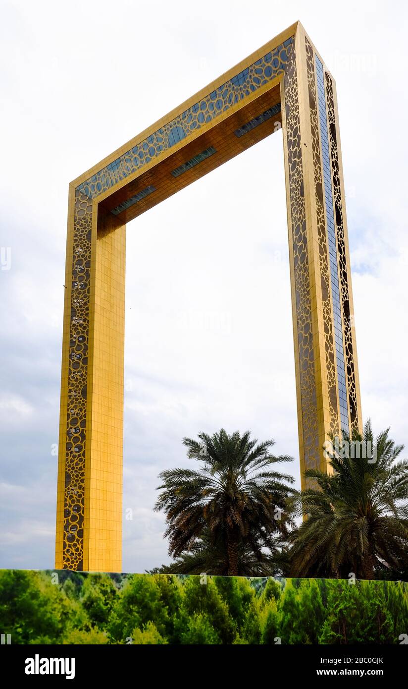 Dubai Frame, Dubai, Vereinigte Arabische Emirate, der größte Bilderrahmen der Welt. Der Rahmen von Dubai ist ein architektonisches Wahrzeichen im Zabeel Park. Es hat Stockfoto