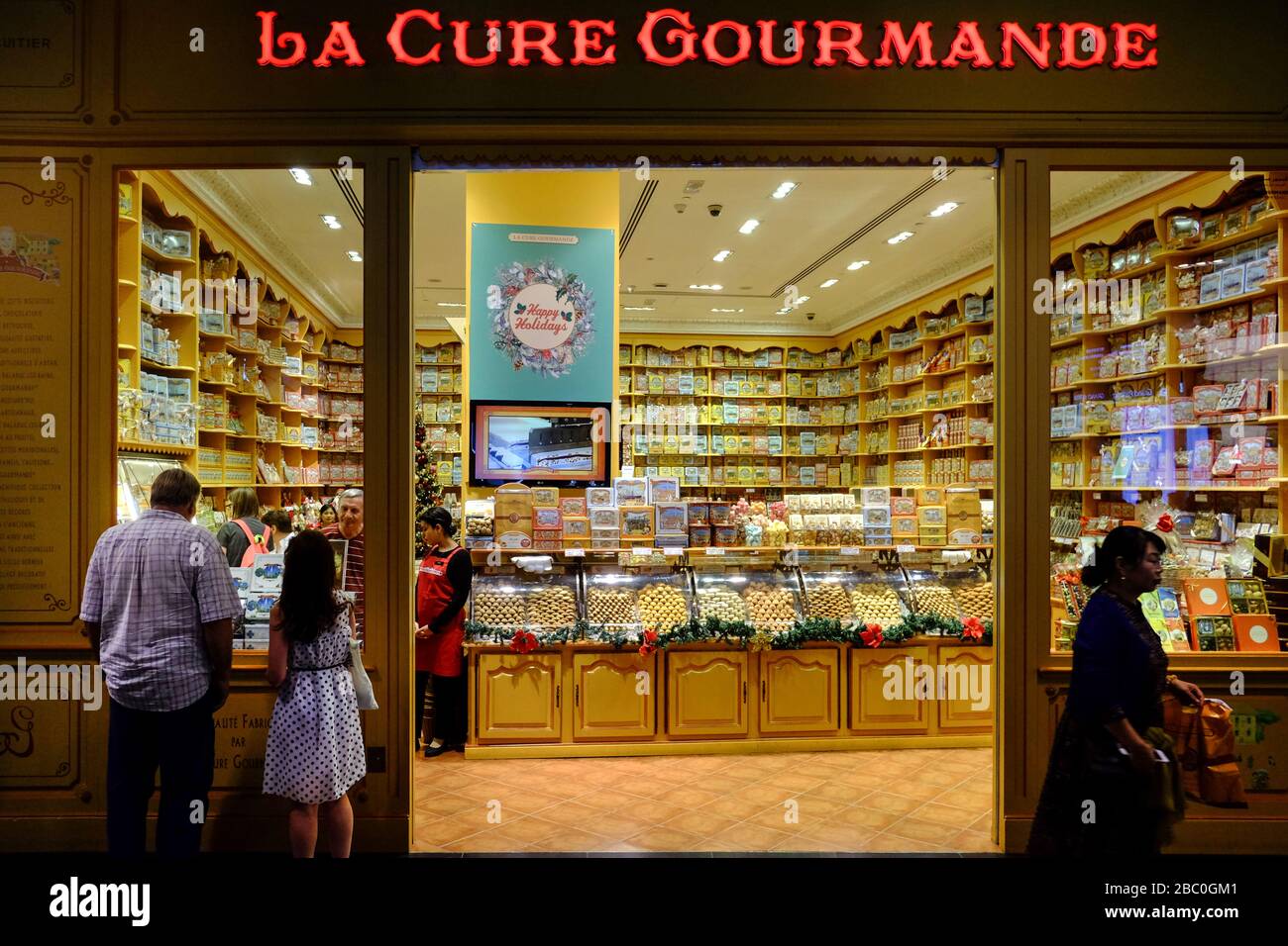 La Cure Gourmande Gourmet-Schaufenster in der gigantischen Dubai Mall im Stadtzentrum von Dubai, Vereinigte Arabische Emirate. Stockfoto