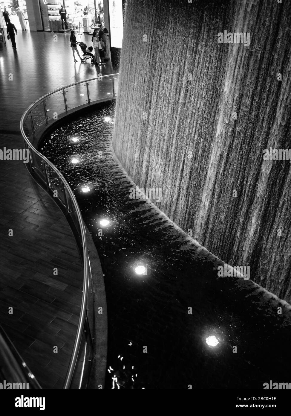 Der Wasserfall Pearl Divers in der gigantischen Dubai Mall im Stadtzentrum von Dubai, Vereinigte Arabische Emirate. Stockfoto
