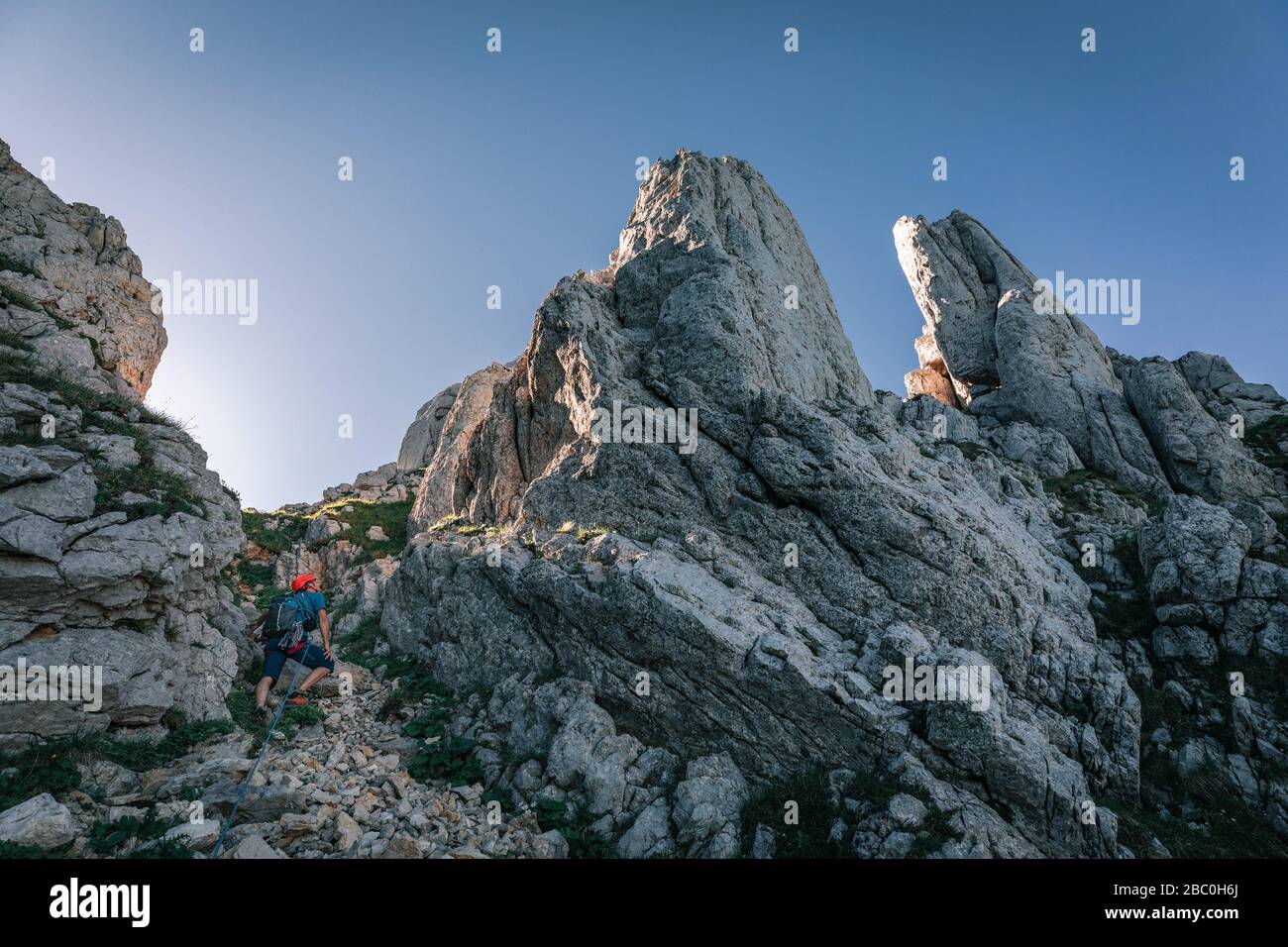 FÜHRER, DER DIE FELSRITZUNGEN DES GERBIERS BEI SONNENAUFGANG ERREICHT, VILLARD-DE-LANS, VERCORS, ISERE (38), AUVERGNE-RHONE-ALPEN, FRANKREICH Stockfoto