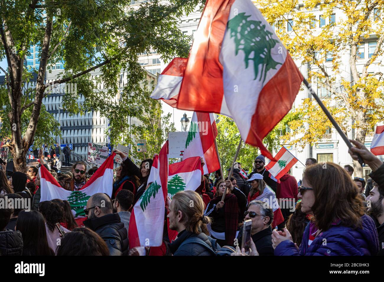 HUNDERTE VON KANADIERN LIBANESISCHER HERKUNFT, DIE DEMONSTRIERTEN, DEN RÜCKTRITT DER LIBANESISCHEN REGIERUNG, DORCHESTER SQUARE, MONTREAL, QUEBEC, KANADA ZU FORDERN Stockfoto