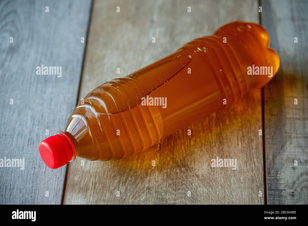 Flasche Speiseöl. Lebensmittelfotografie. Zutaten zum Kochen. Speisepflanzöl. Stockfoto