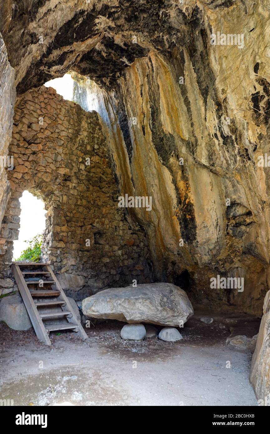 Die befestigte Höhle des Spoulgas d'Ornolac, Stockfoto