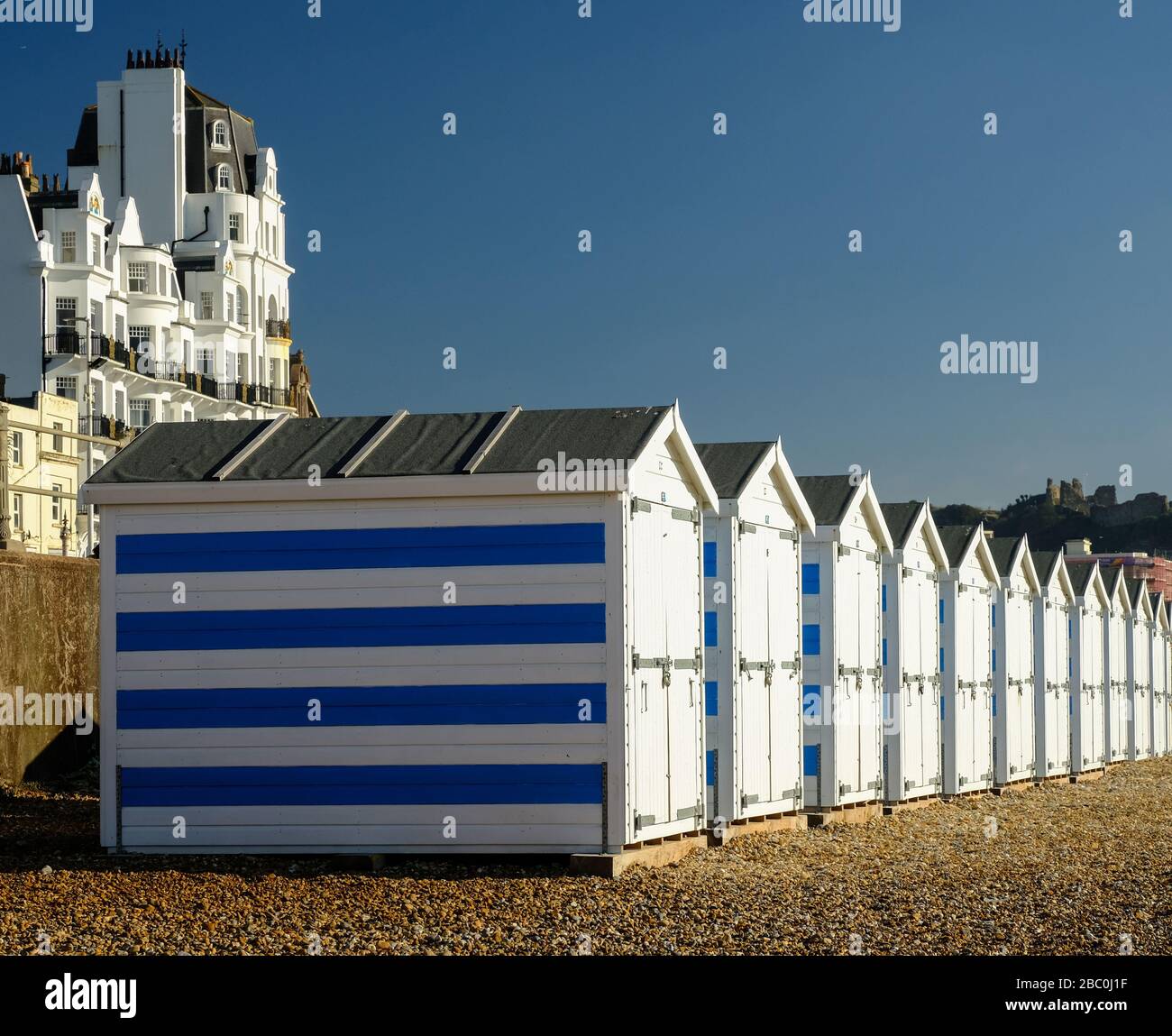 Reihe von Strandhütten am Kieselstrand in Hastings, East Sussex, Großbritannien Stockfoto