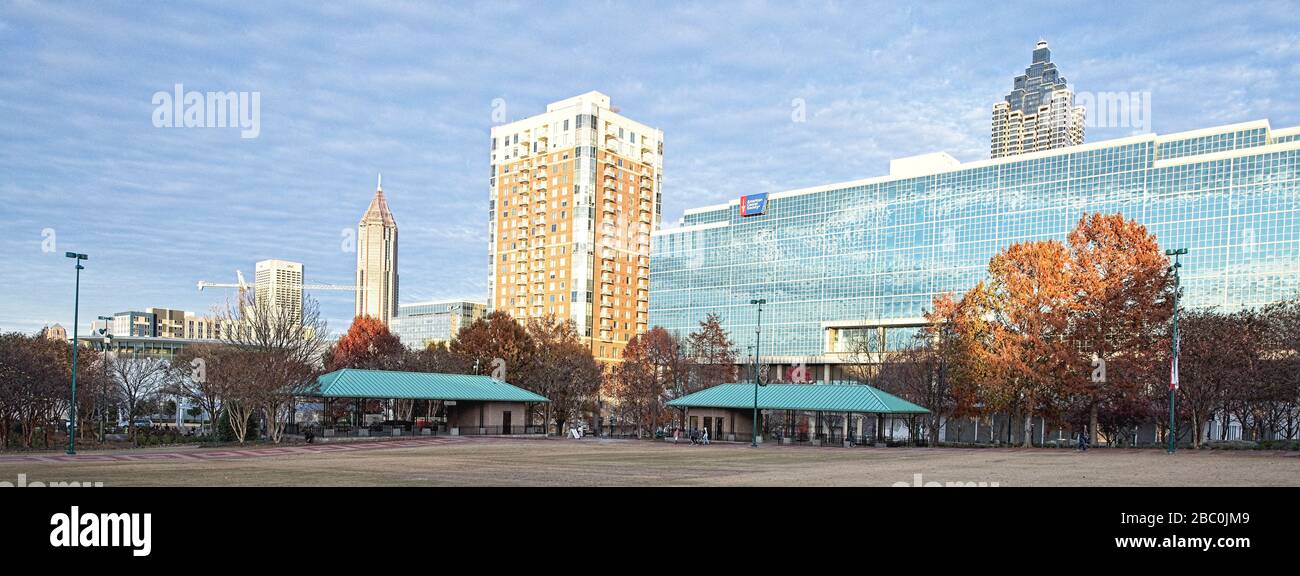 Blick auf die Skyline von Atlanta, Georgia in der Abenddämmerung an einem Herbstabend. Stockfoto