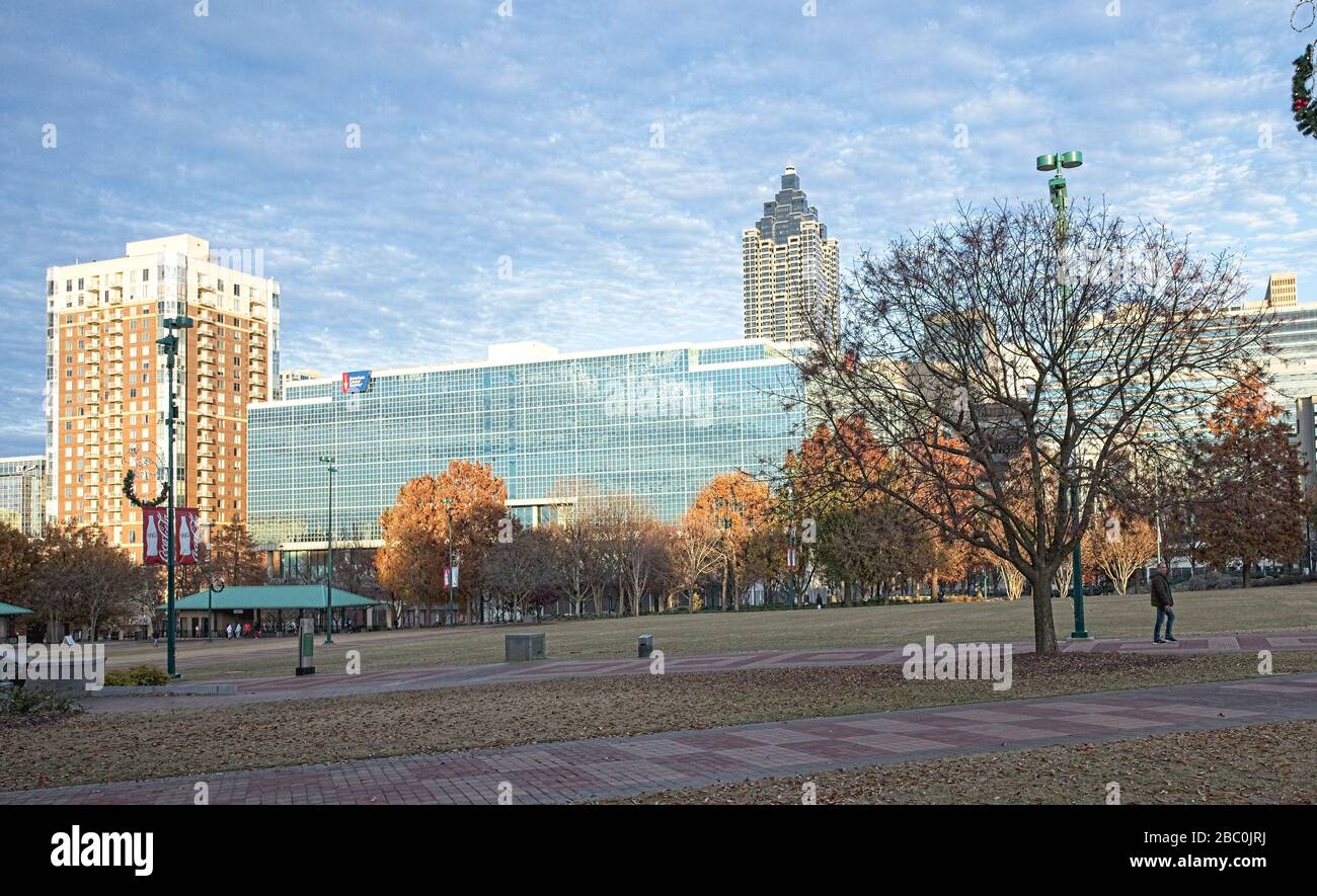 Blick auf die Skyline von Atlanta, Georgia in der Abenddämmerung an einem Herbstabend. Stockfoto