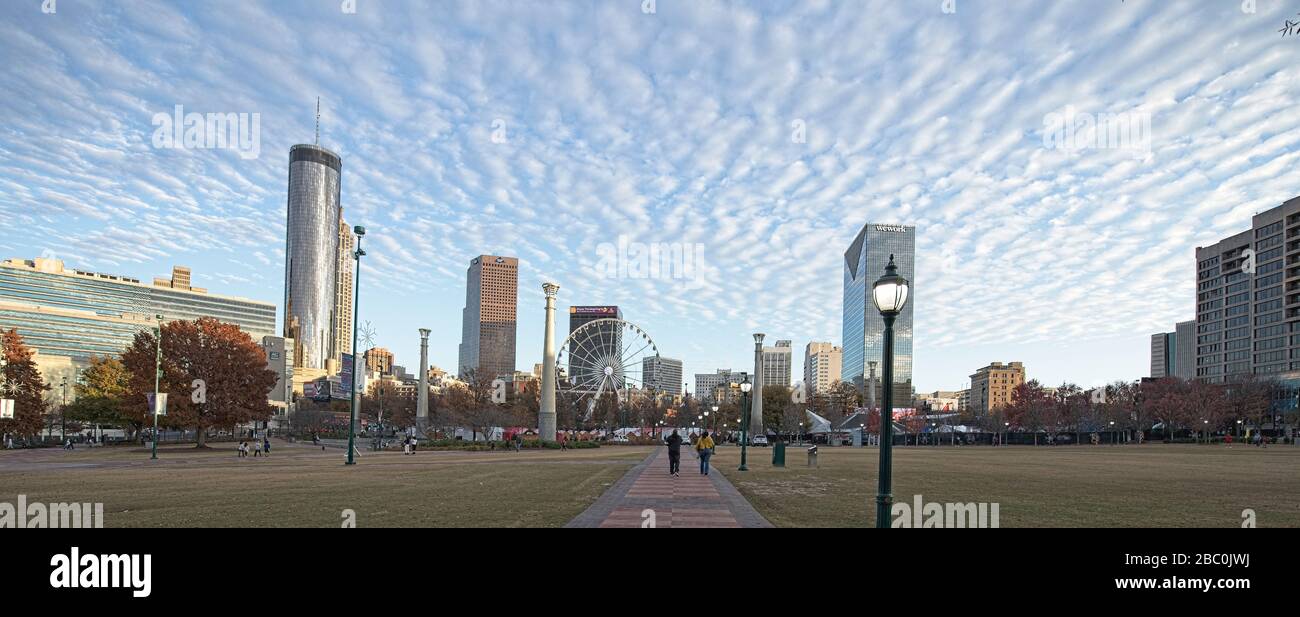 Blick auf die Skyline von Atlanta, Georgia in der Abenddämmerung an einem Herbstabend. Stockfoto