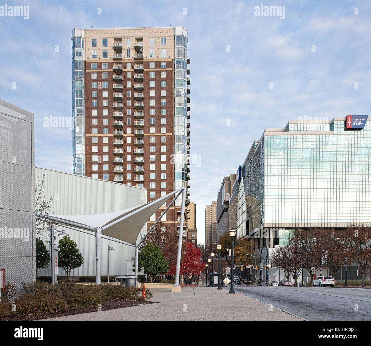 Blick auf die Skyline von Atlanta, Georgia in der Abenddämmerung an einem Herbstabend. Stockfoto
