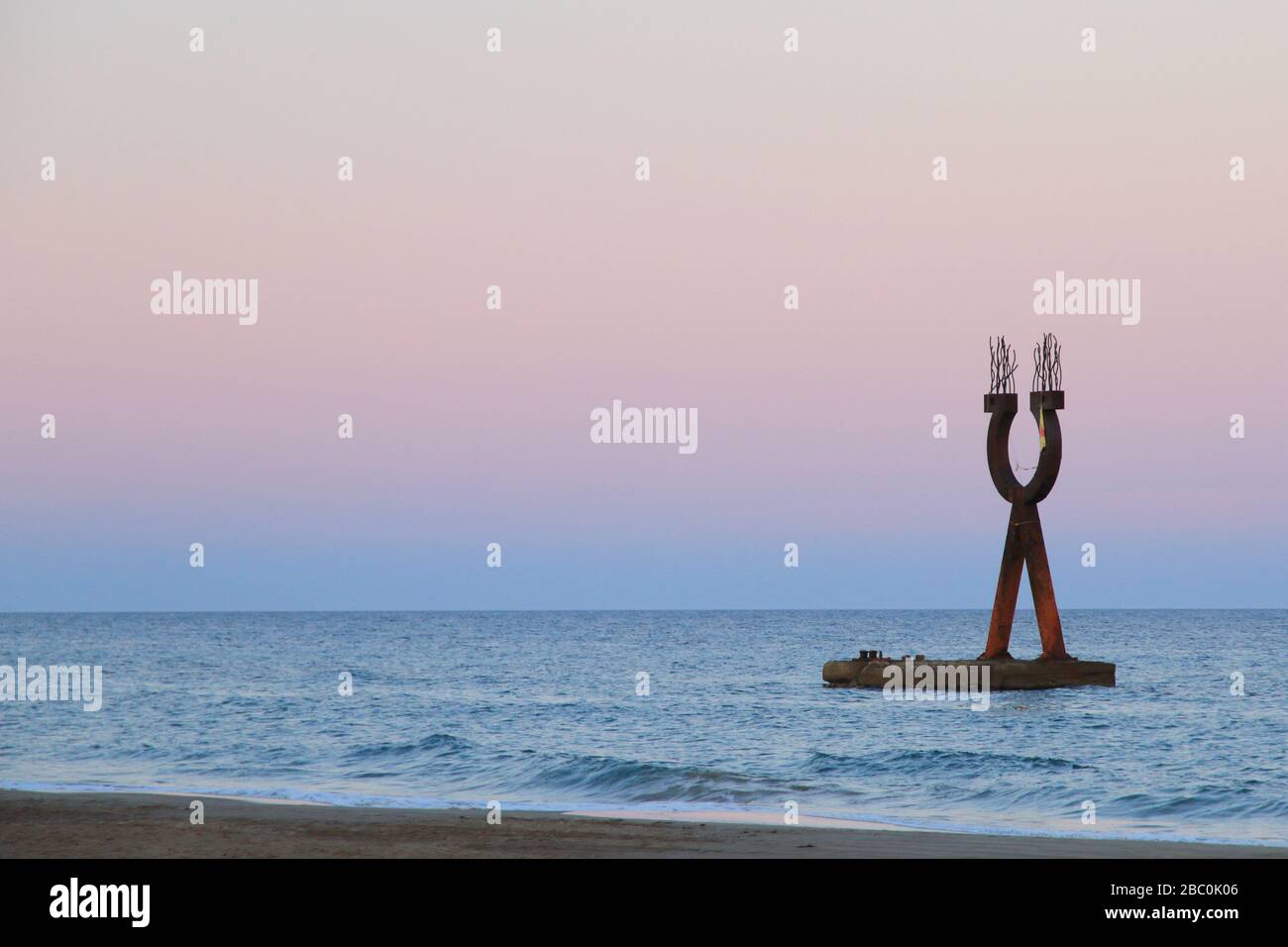 Das Alpha Omega-Denkmal in Torredembarra, Catolonia, Costa Daurada, Spanien. Stockfoto