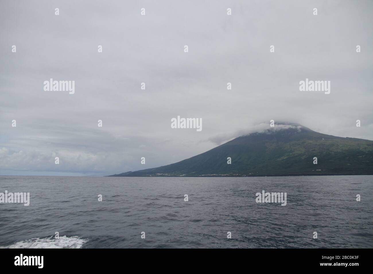 Eine wunderschöne Aussicht auf den Pico Berg, Pico Island, Azoren, vom Meer aus gesehen in der Nähe von Lajes do Pico. Stockfoto