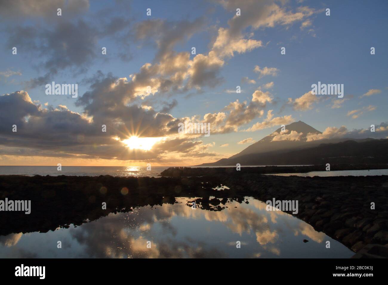 Eine wunderschöne Aussicht auf den Pico Berg, Pico Island, Azoren, vom Meer aus gesehen in der Nähe von Lajes do Pico. Stockfoto