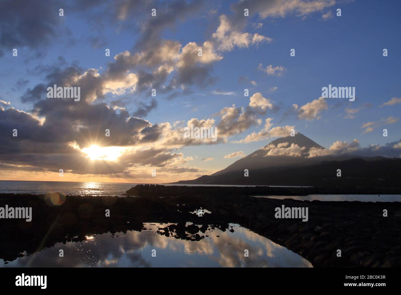 Eine wunderschöne Aussicht auf den Pico Berg, Pico Island, Azoren, vom Meer aus gesehen in der Nähe von Lajes do Pico. Stockfoto