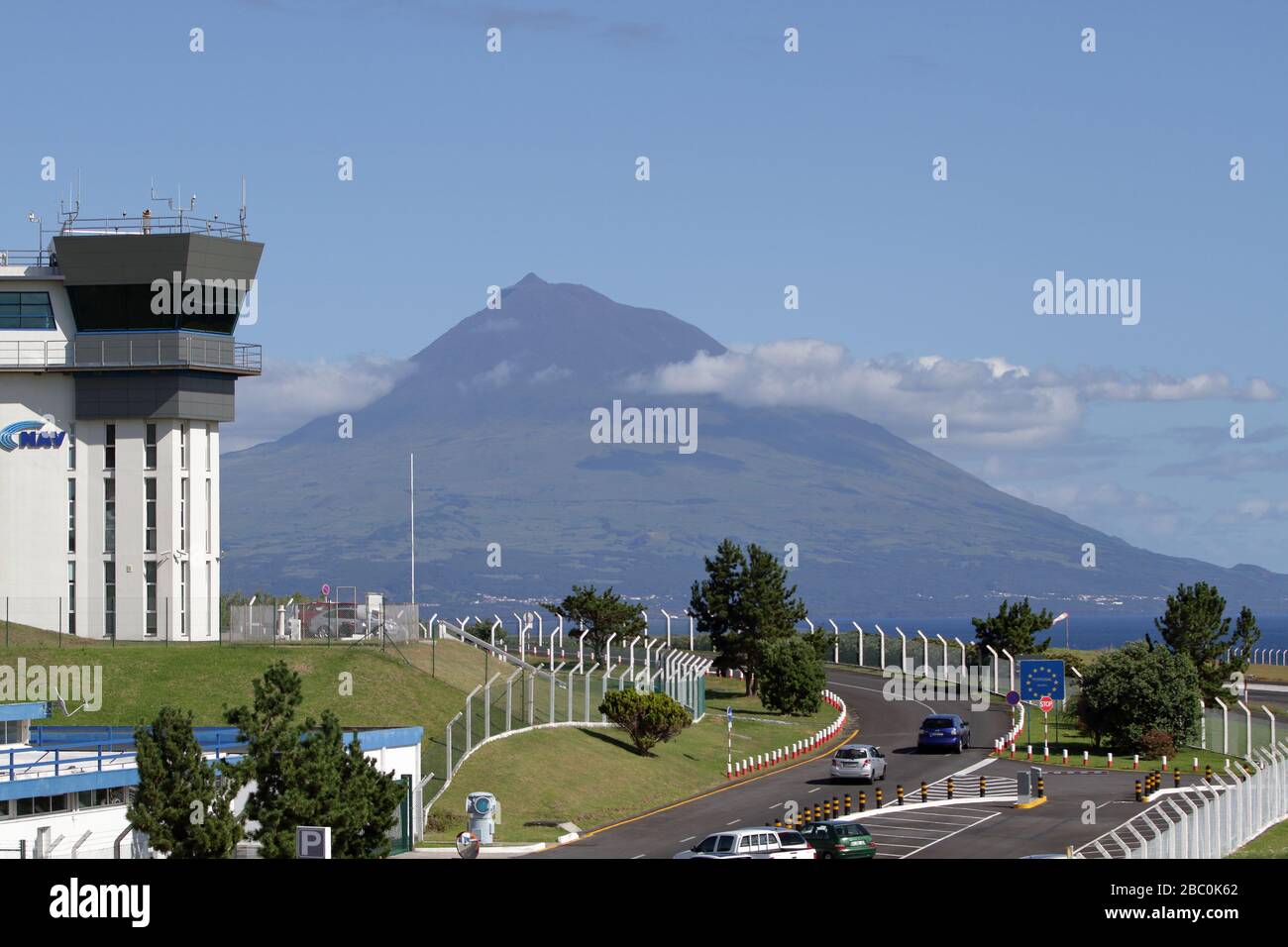 Ein sonniger Tag, blauer Himmel Blick auf Pico Mountain, Pico Island Azores, gesehen vom Flughafen der Faial Island, Azoren. Stockfoto