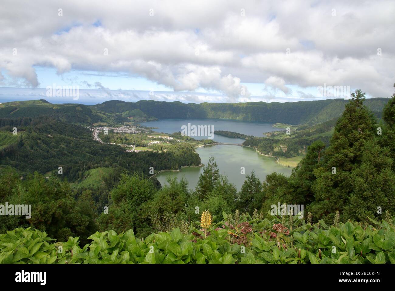 Ein atemberaubender Blick über die Lagoa Verde und die Lagoa Azul bei Sete Cidades auf der Insel São Miguel auf den Azoren, Portugal. Stockfoto