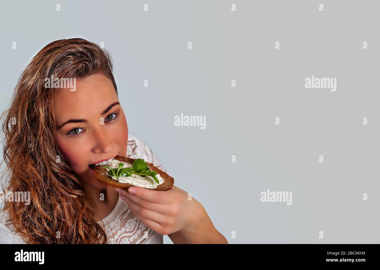 Frau isst vegan und gesund Stockfoto