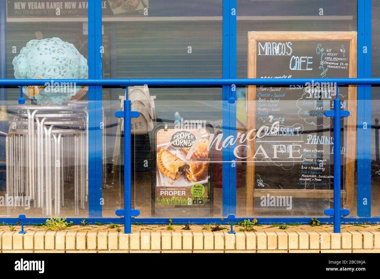 Das Café von Marco auf Barry Island, einem berühmten Standort von Gavin & Stacey, ist während der Covid-19-Krisen geschlossen. Stockfoto