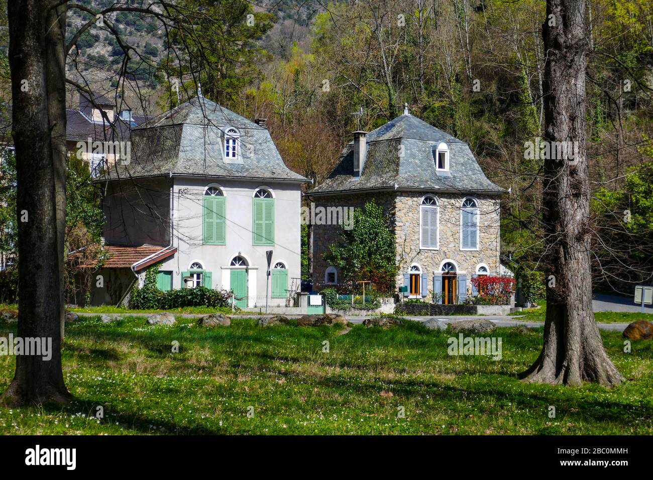 Gebäude im französischen Stil Ornolac, Ussat les Bains, Ariege, Französische Pyrenäen, Frankreich Stockfoto