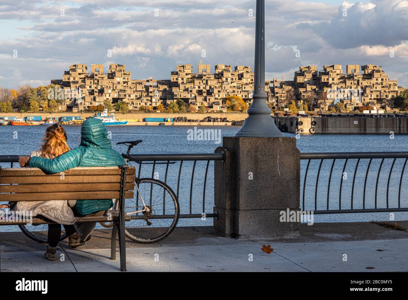 HABITAT 67 ENTWORFEN VOM ARCHITEKTEN MOSHE SAFDIE, DREIDIMENSIONALER MODULARER GEHÄUSEKOMPLEX, ALEXANDRA BECKEN AM SANKT-LORENZ-STROM, MONTREAL, QUEBEC, KANADA Stockfoto