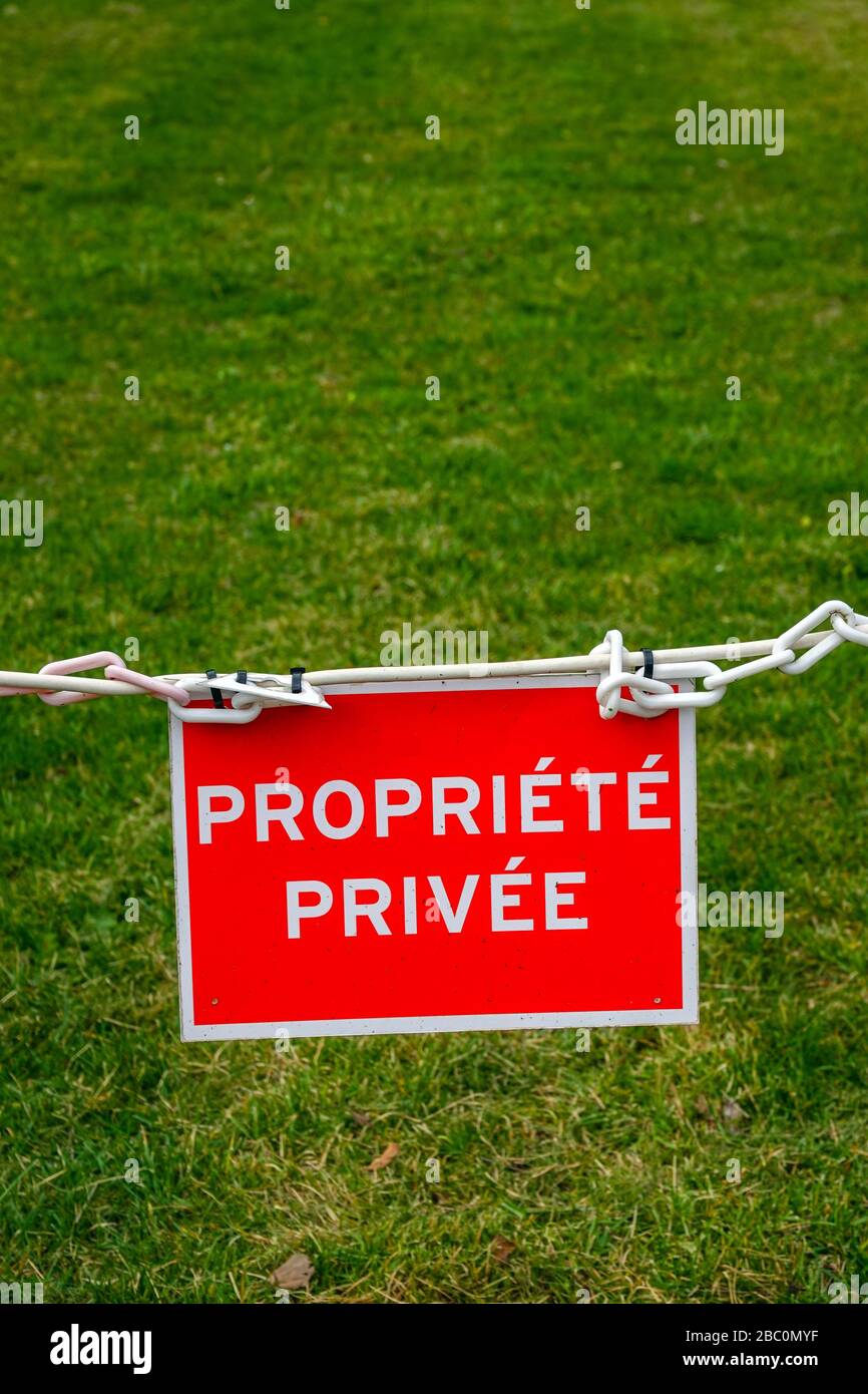 Schild mit Privateigentum, Ornolac, Ussat les Bains, Ariege, französische Pyrenäen, Frankreich Stockfoto
