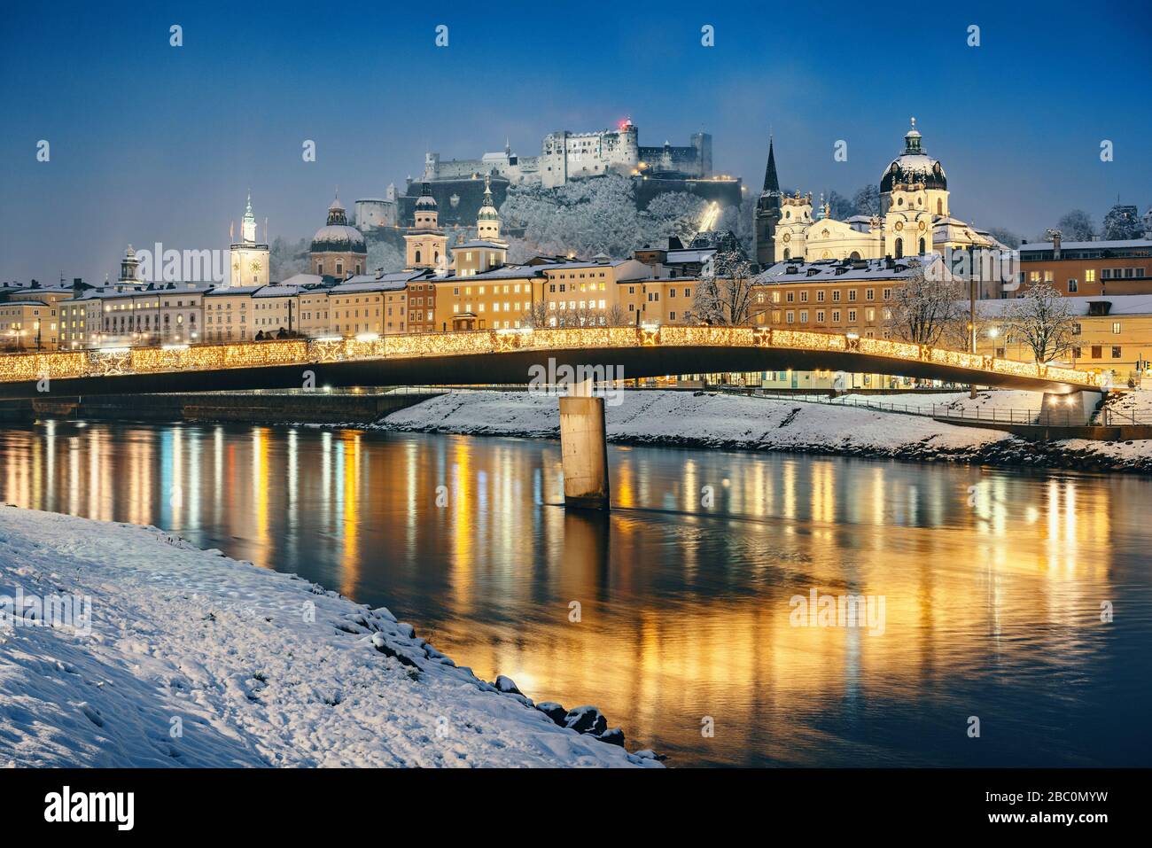 Historische Stadt Salzburg mit Salzach im Winter nachts Stockfoto