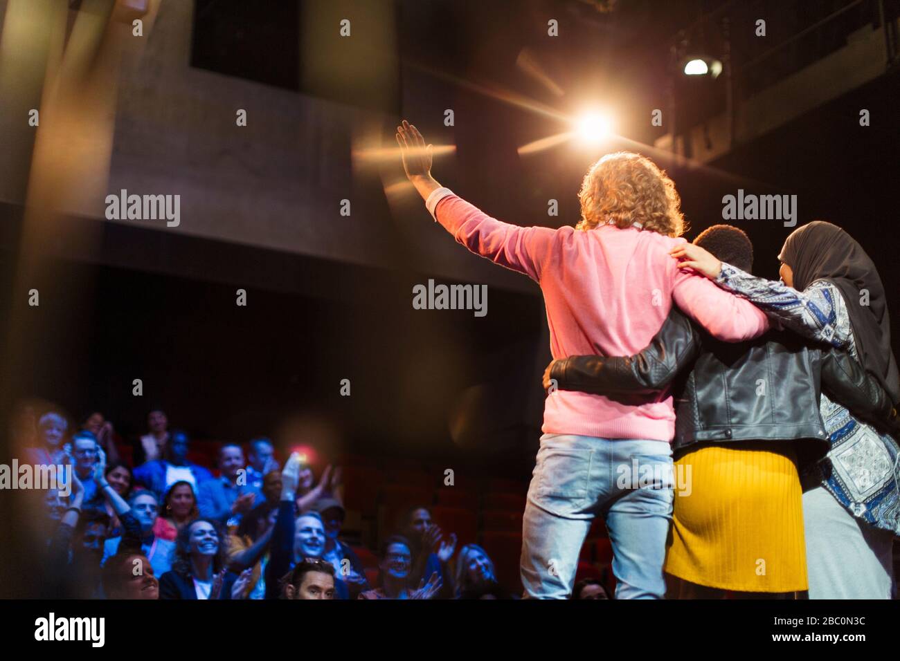 Sprecher auf der Bühne winken dem Publikum Stockfoto